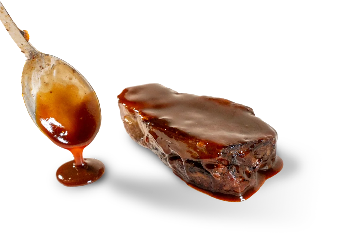 Plato elaborado de carne con salsa