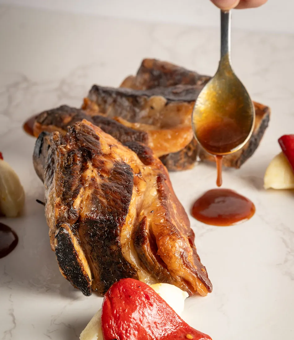 Chef sirve Lingote de costilla confitada