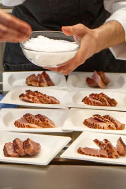 Chef emplatando serie de platos