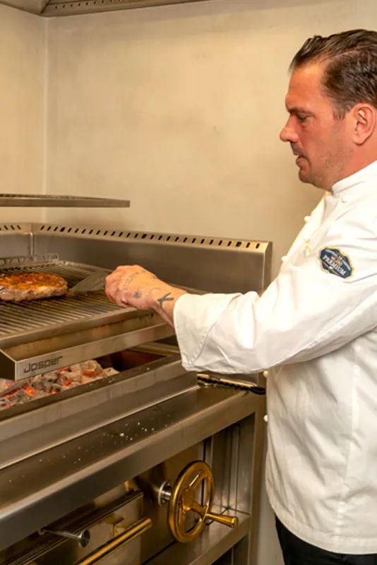 El Chef Aurelio Morales asando carne en horno Josper