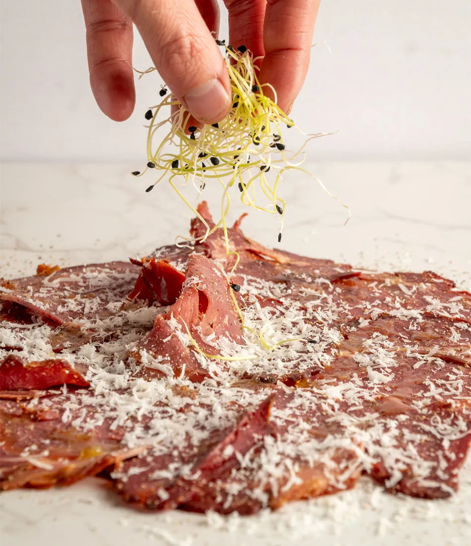 Chef prepara plato de Pastrami Adobado