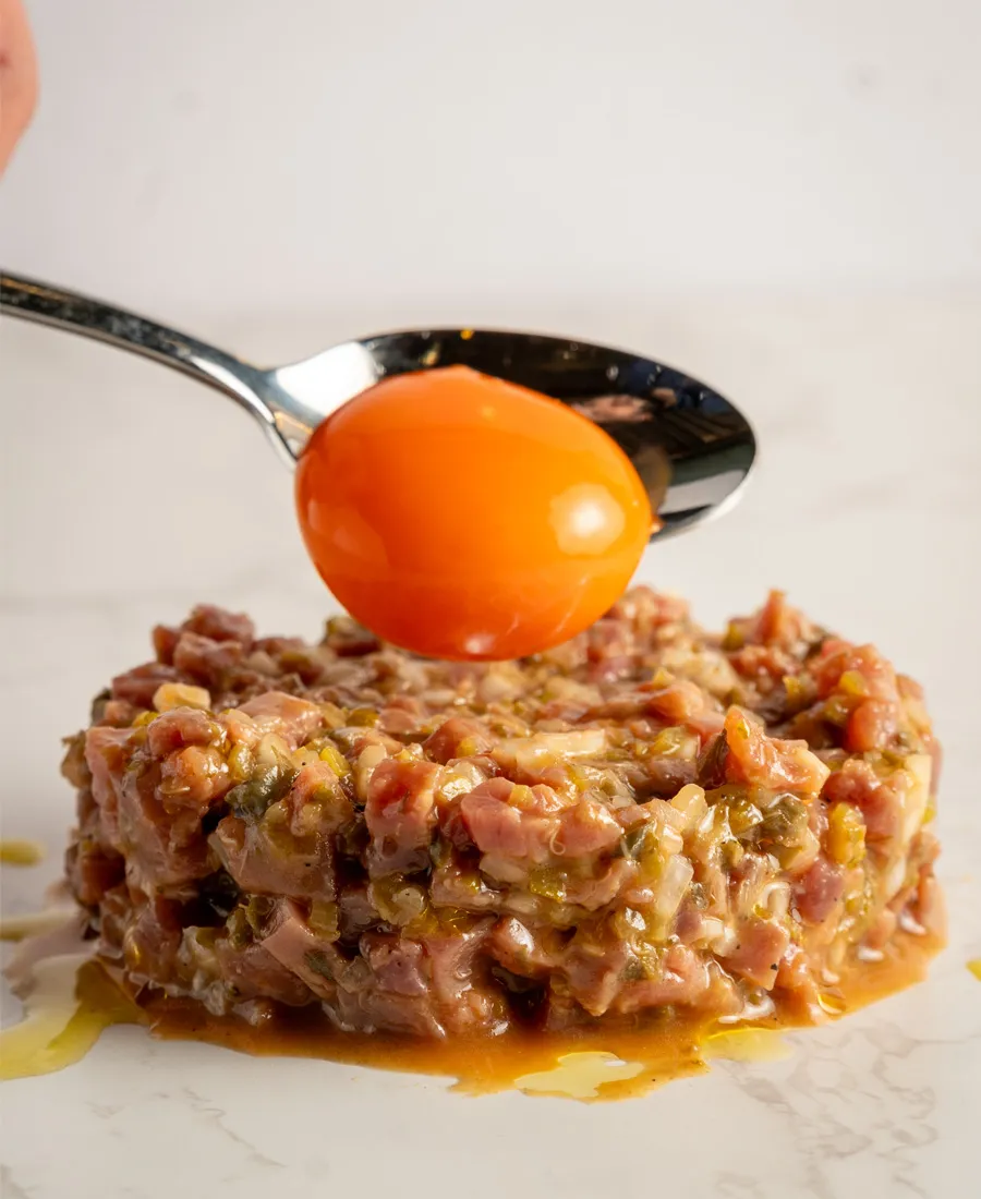 Plato de tartar de vacuno elaborado con aceite de oliva virgen extra