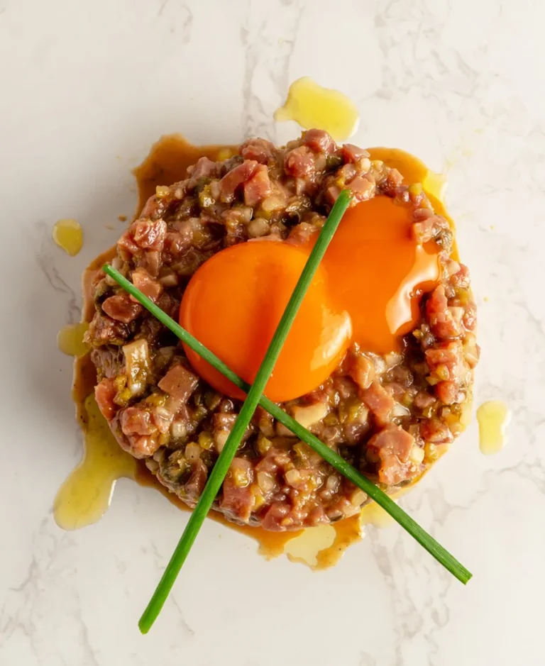 Plato de tartar de vacuno elaborado con aceite de oliva virgen extra y presentación final