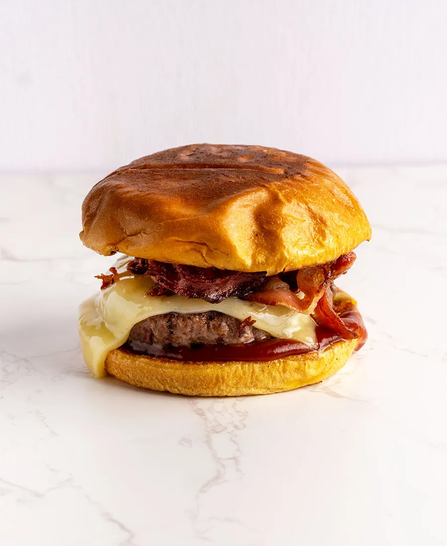 Sugerencia de presentación de hamburguesa americana lista para calentar